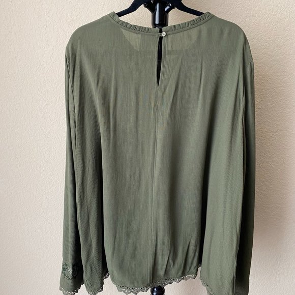Forest Green, Size XXXL (22), Floral Accent on Bell Long Sleeve - Picture 4 of 6